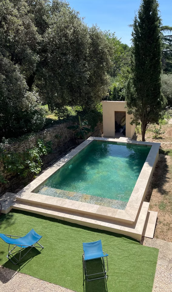 Piscine au coeur du parc arboré