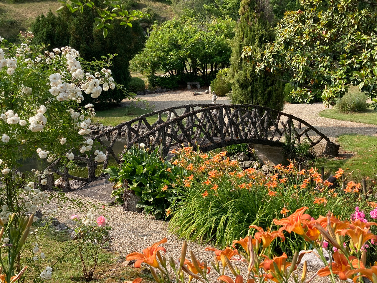 Découverte d'un ensemble de mobilier rocaille de 1927 parmi des roses;