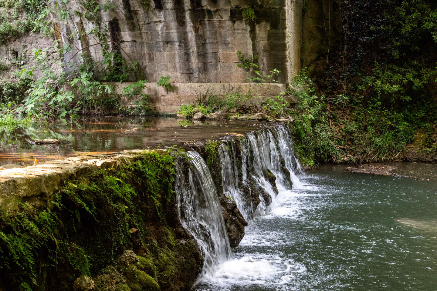 5 hectares de jardins avec piscine, rivière, étang, forêt, jardins de sport avec terrain de foot, boulodrome, slack-line, filet de volley, de badminton, grand trampoline, table de ping pong, tir à l’arc, molky