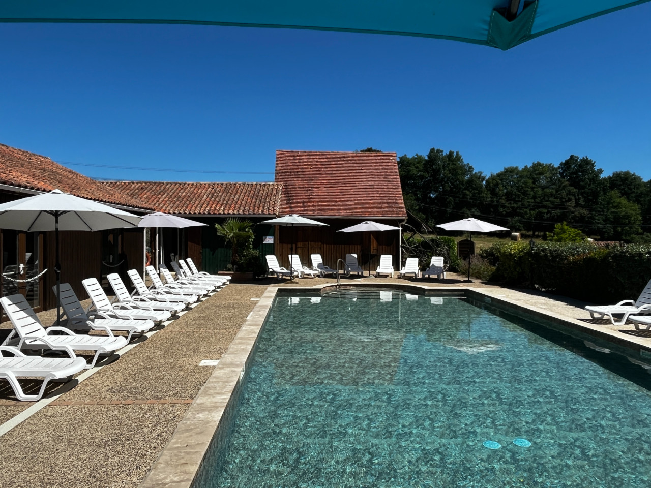 Piscine, pétanque, ping pong