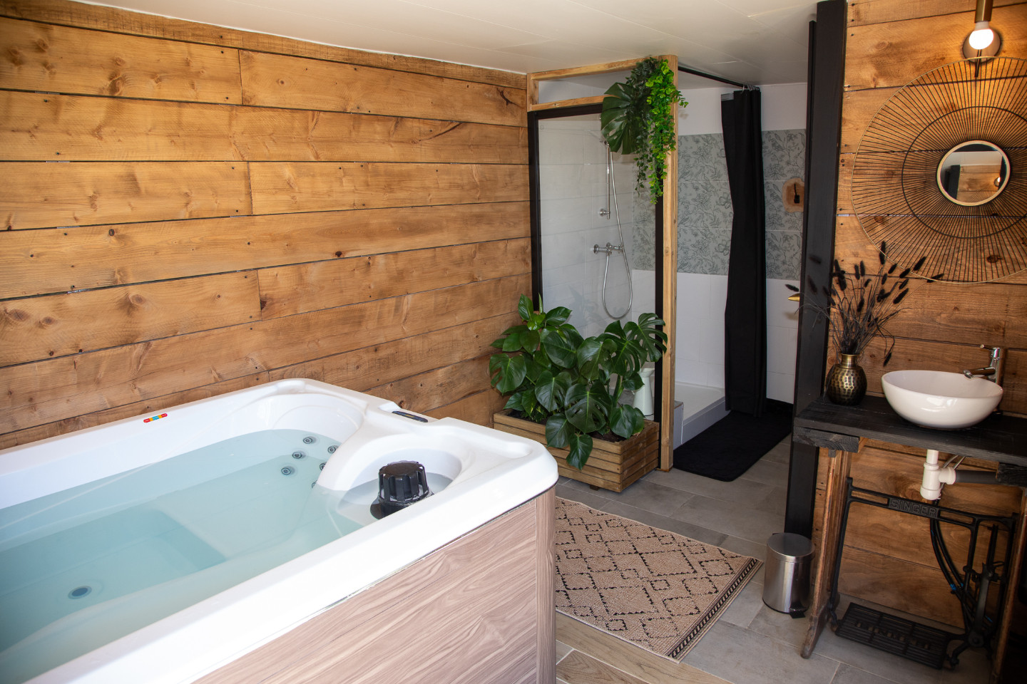🫧 Jacuzzi couvert privatif avec vue sur le jardin