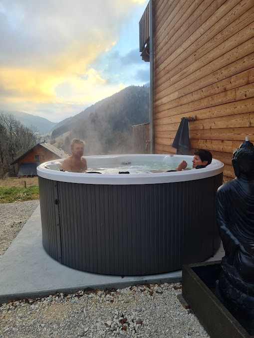 Jacuzzi au milieu des montagnes, en privatisation