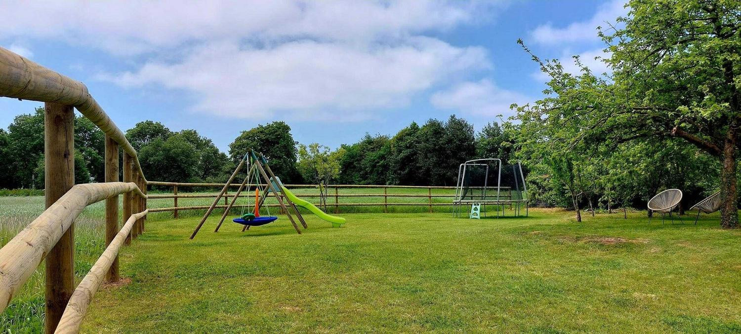 Nid d'oiseau, toboggan et trampoline