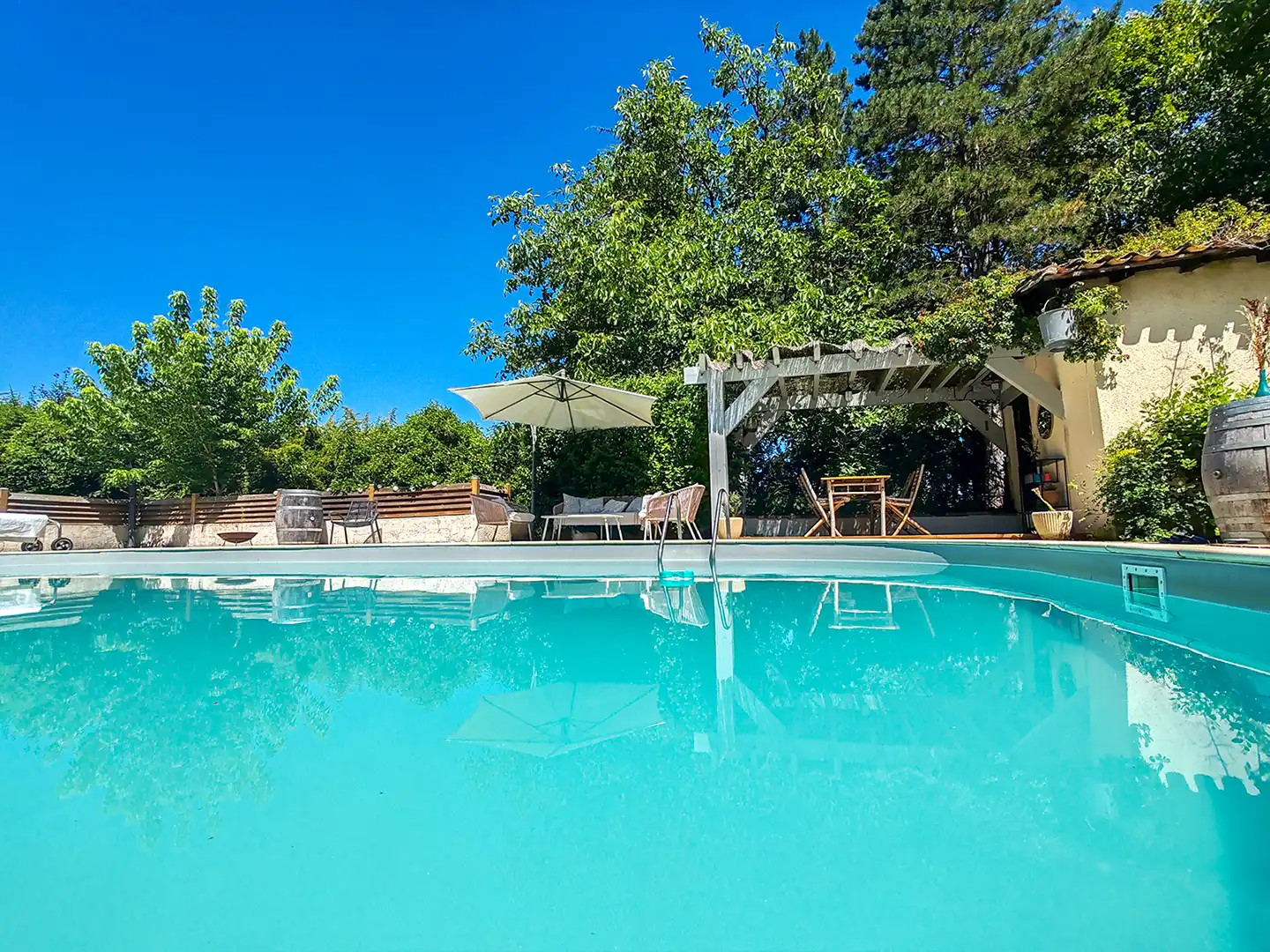 Piscine au mileu du jardin arboré