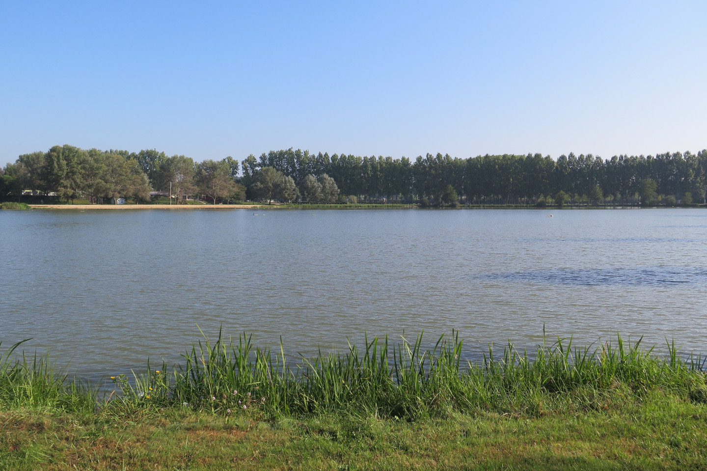 A 10 minutes à pied d'un lac baignable avec buvette et activités