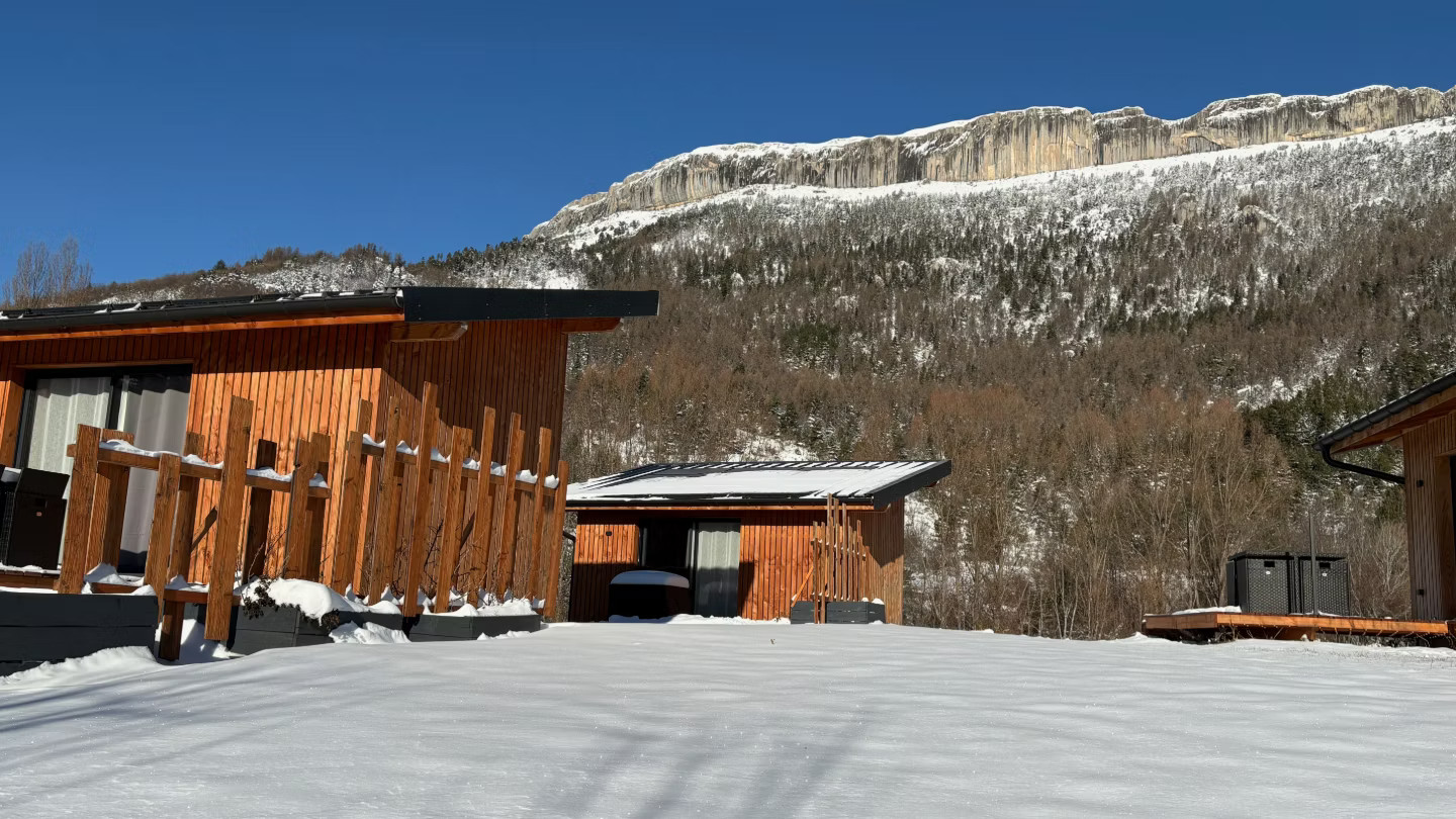 Au pied du massif de Céüse, avec les Écrins et l'Ubaye en toile de fond