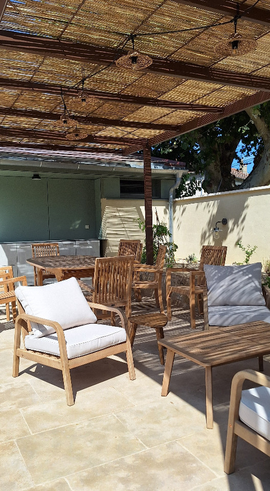 Piscine avec lounge et espace repas sous pergola