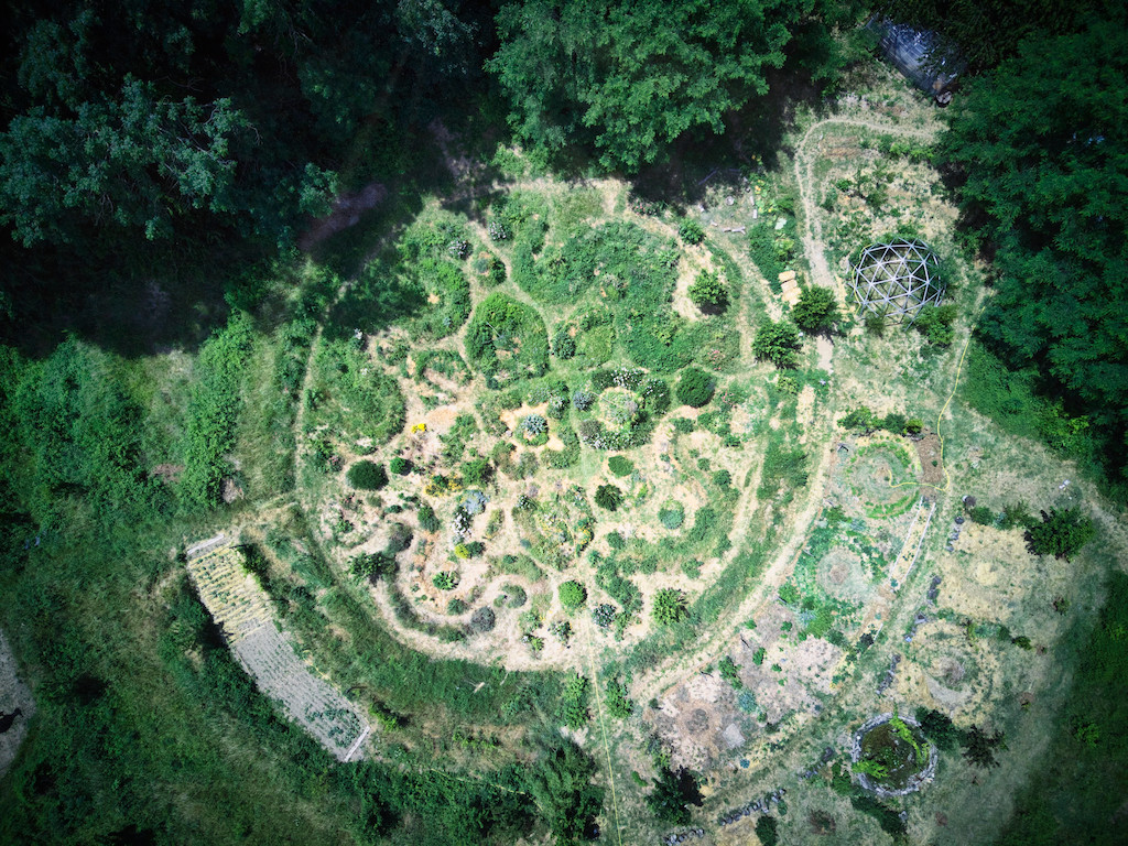 L'Oasis de Serendip est un espace d'expérimentation autour de l'agriculture, la permaculture, et l'hydrologie régénative. Vous pourrez visiter le mandala de plantes aromatiques et médicinales, et des ouvrages pour capter l'eau douce.