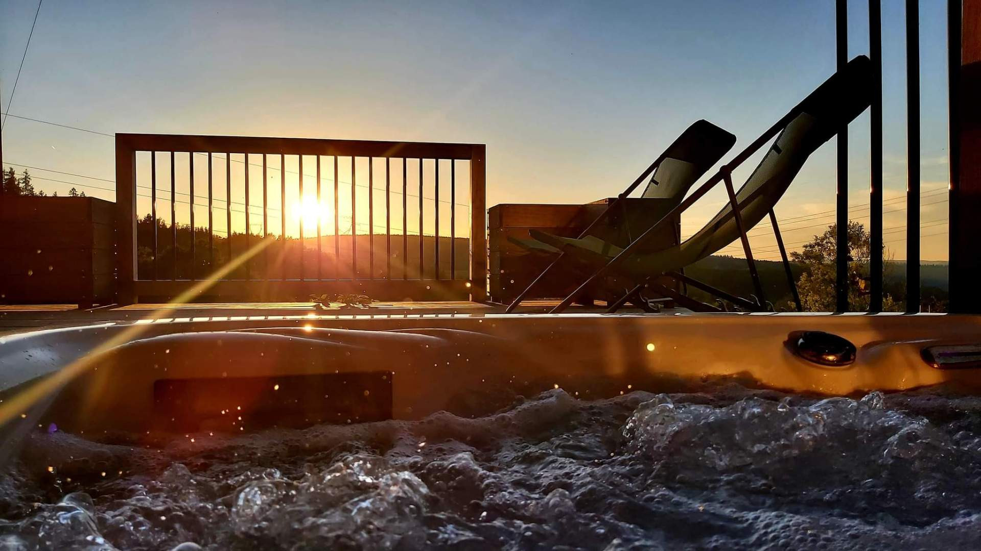 Coucher de soleil dans le jacuzzi privatif