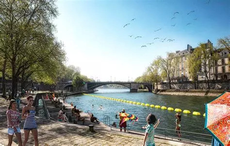 Nager dans la Seine. Swimming in the Seine.