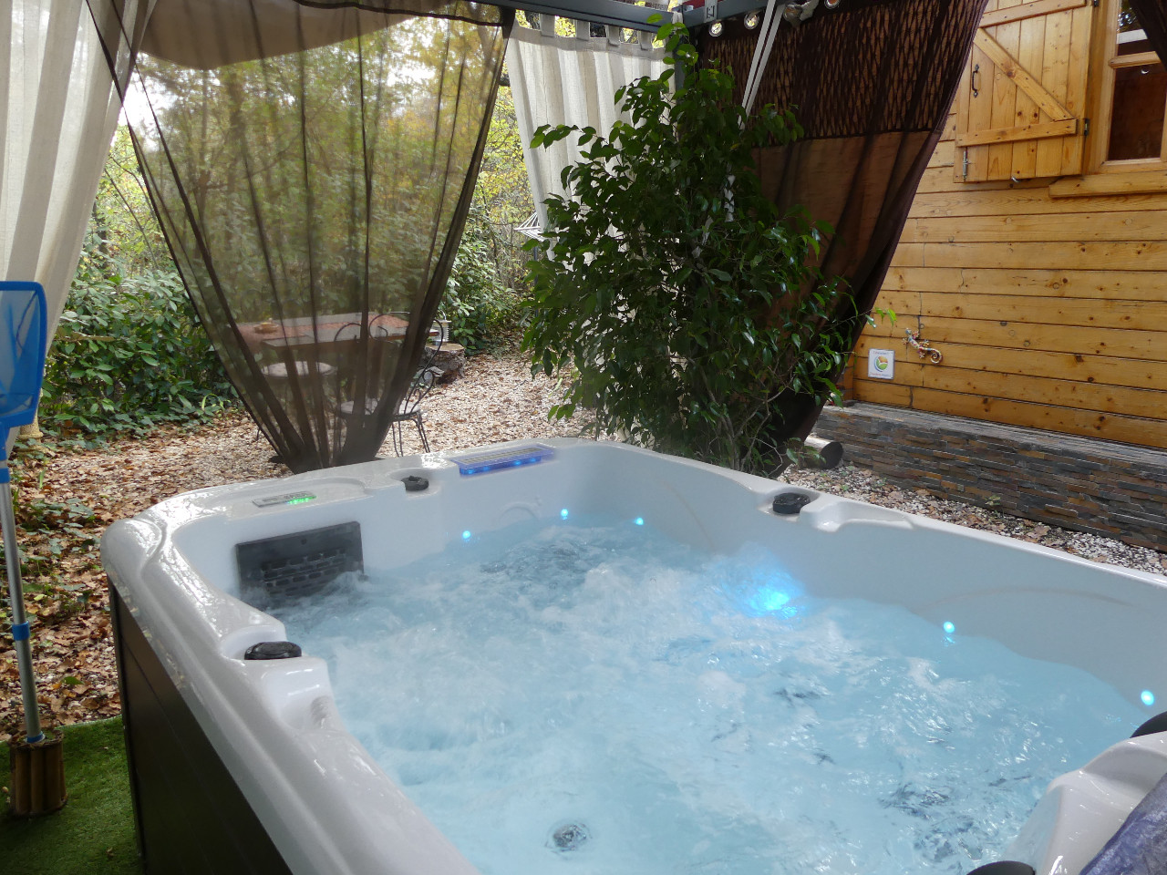 Jacuzzi privatif, abrité, utilisable toute l'année