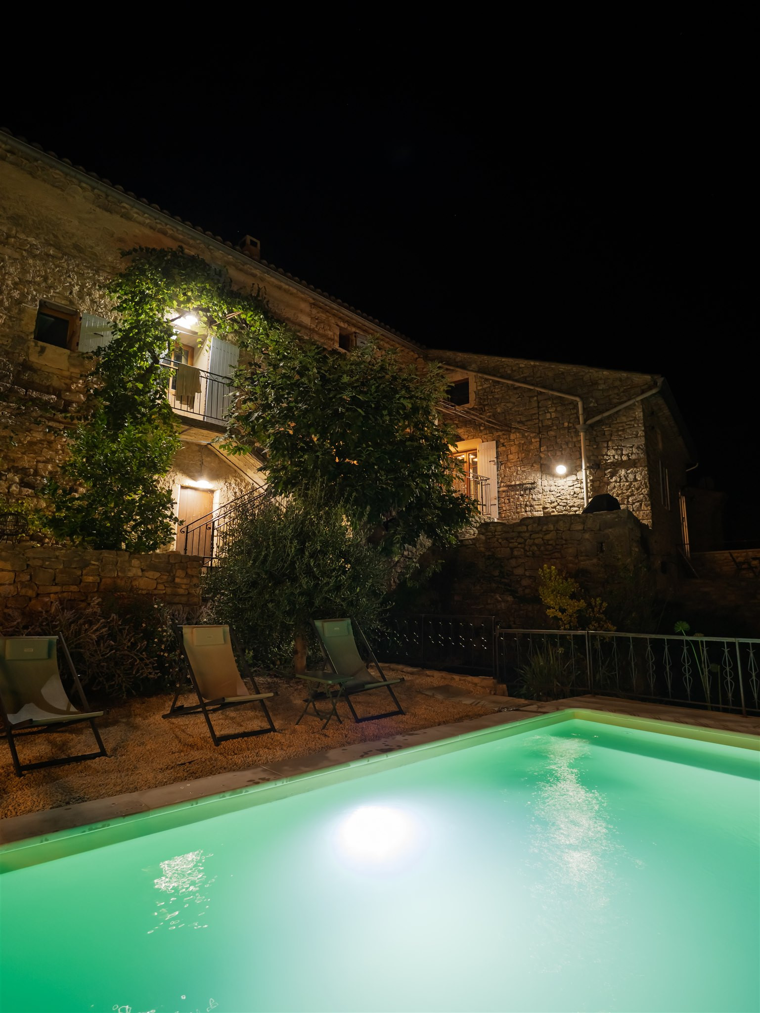 Piscine avec vue sur le parc d'Ardèche