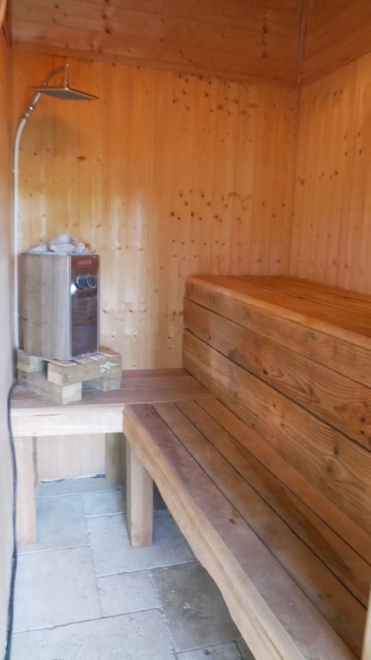 Profitez du sauna avec son puit d'eau froide