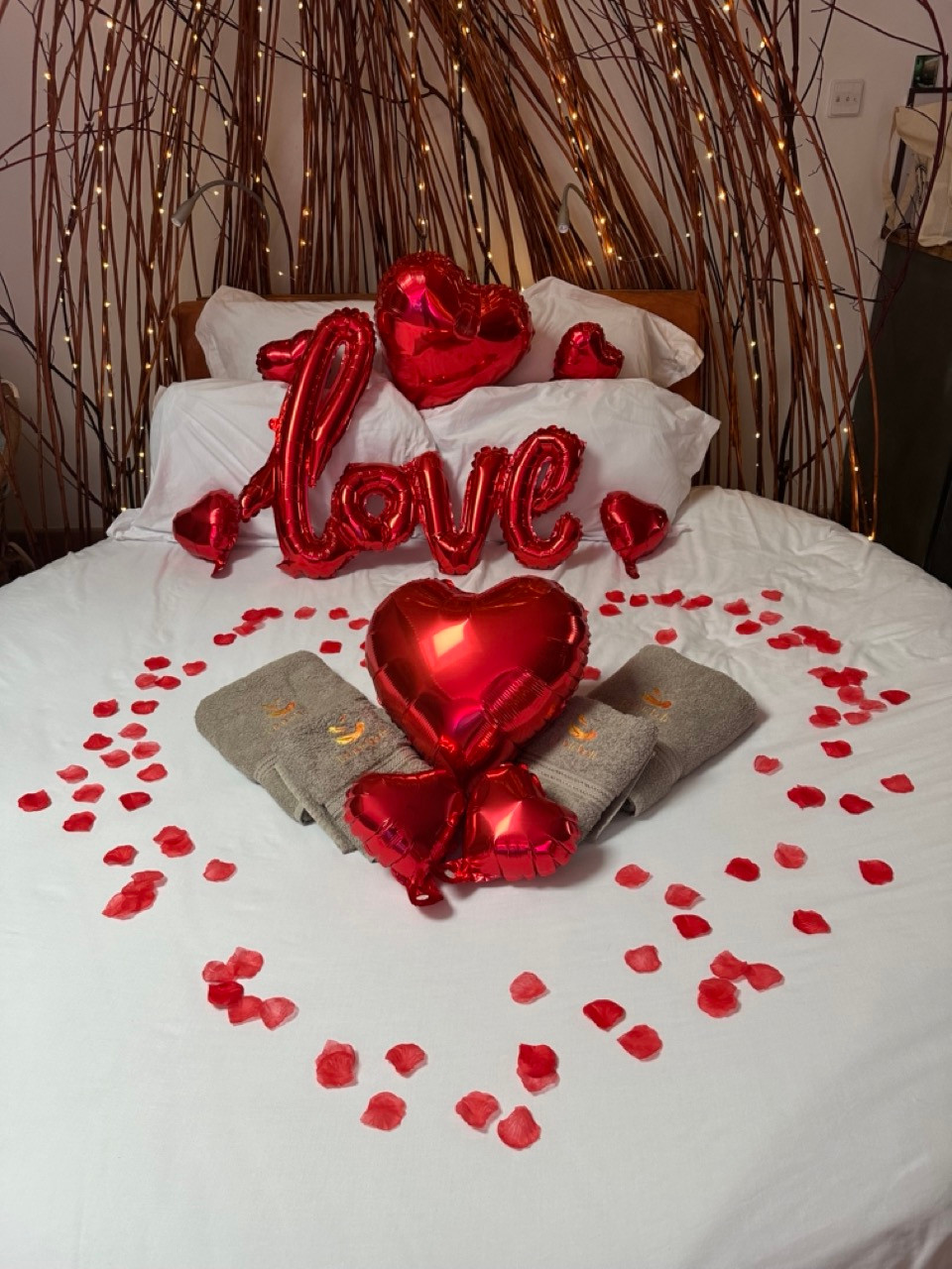 Accueil romantique : ballons cœur & pétales rose