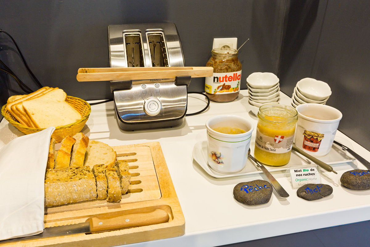 Petit-déjeuner de produits de saison et locaux