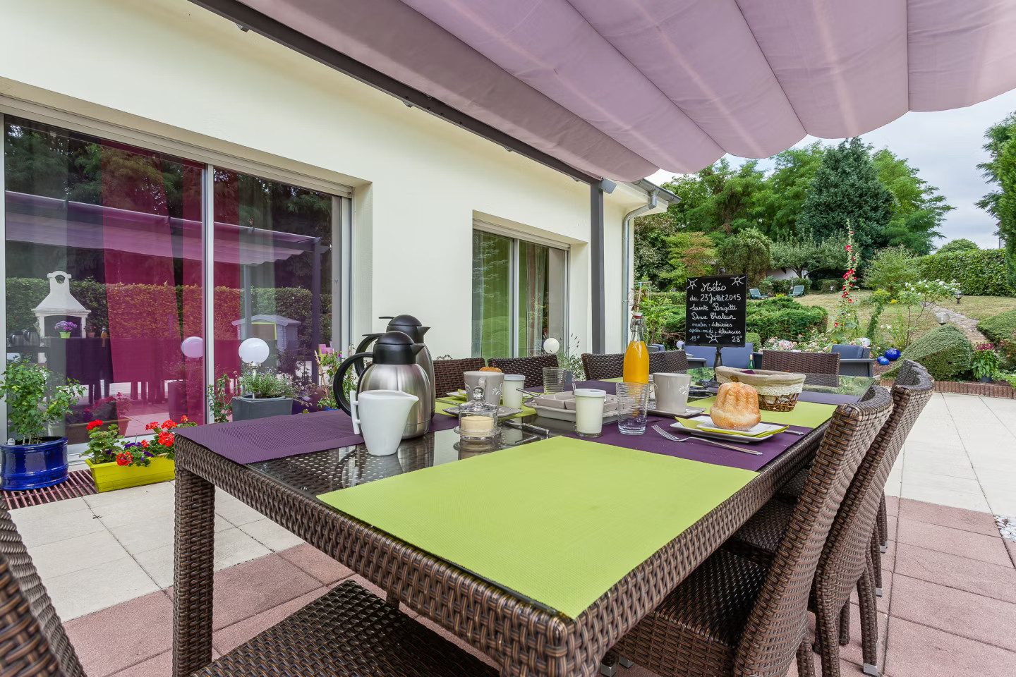 Petit-déjeuner copieux maison en terrasse ou dans la cuisine familiale à l'ambiance estaminet