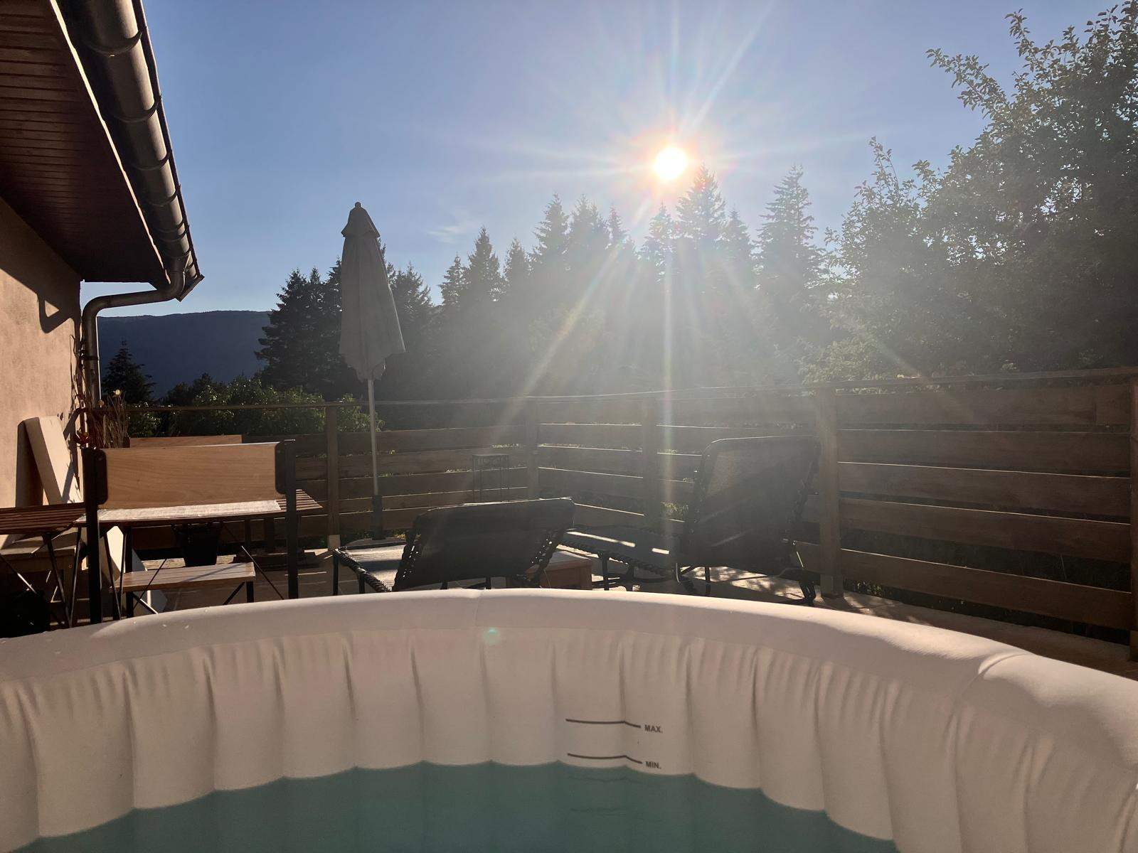 Jacuzzi avec vue sur les montagnes