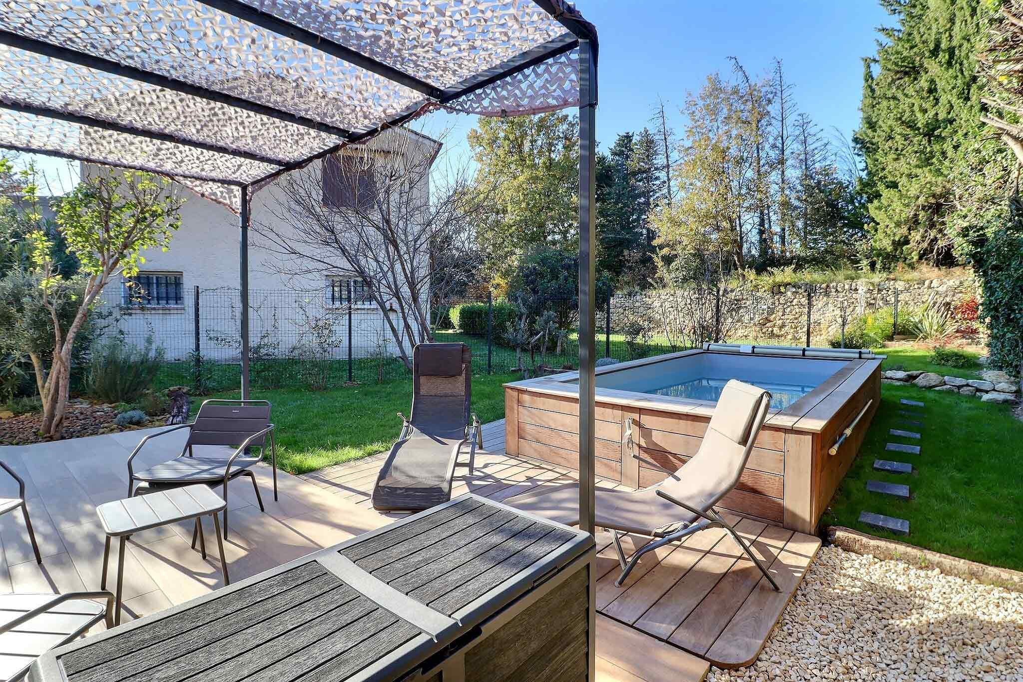 Piscine au sein d'un jardin arboré, entourée de terrasses !