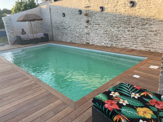 Piscine ouverte en saison