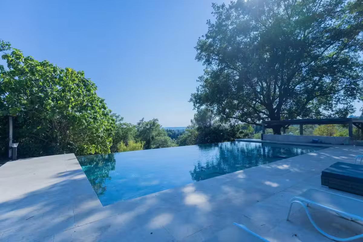 Profitez d’une superbe piscine partagée