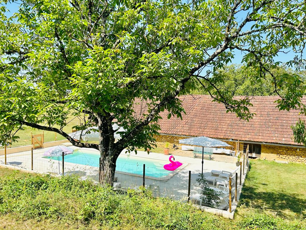 Piscine entièrement clôturée, traitée au sel. Entourée de transats et de parasols.
