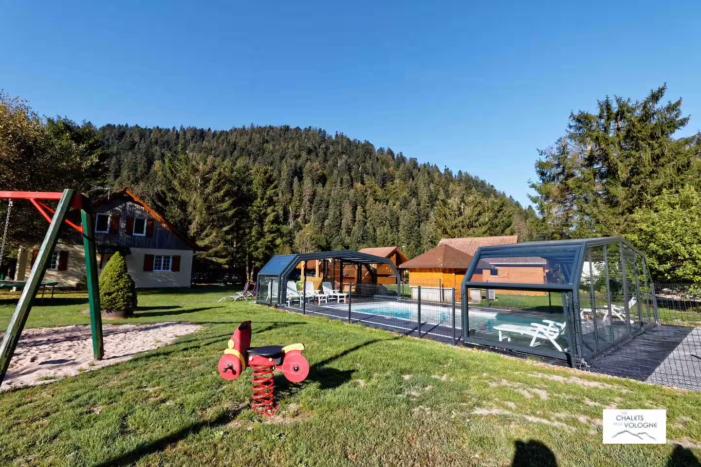 Balançoires et trampoline