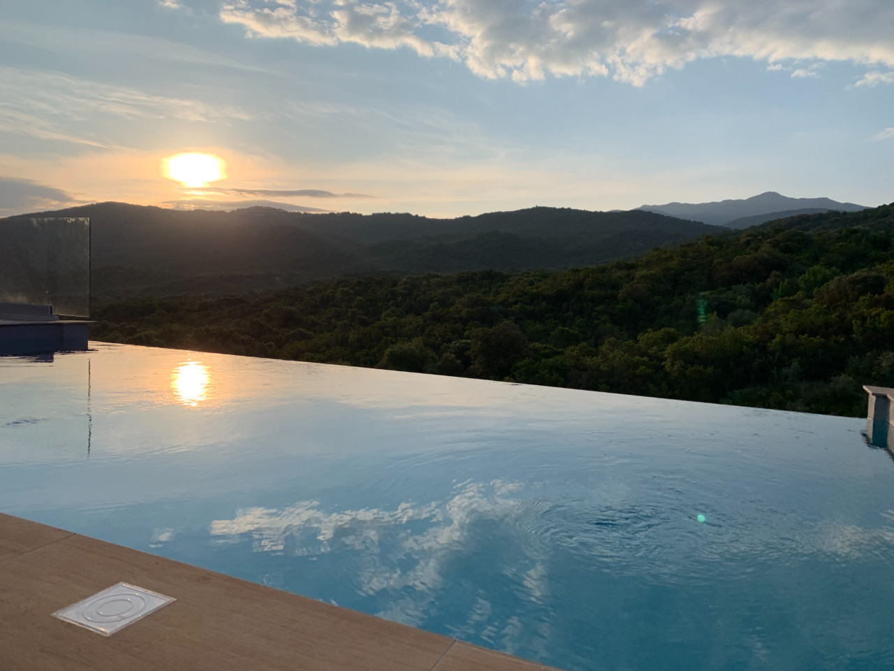 Piscine a débordement vue maquis