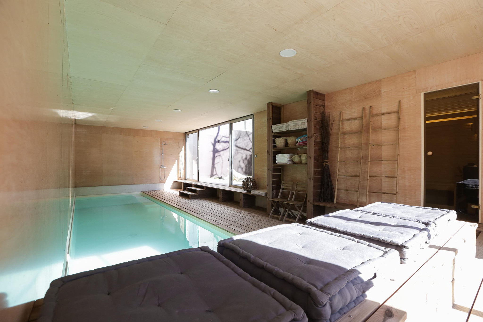 Piscine intérieure chauffée à l'année et sauna.