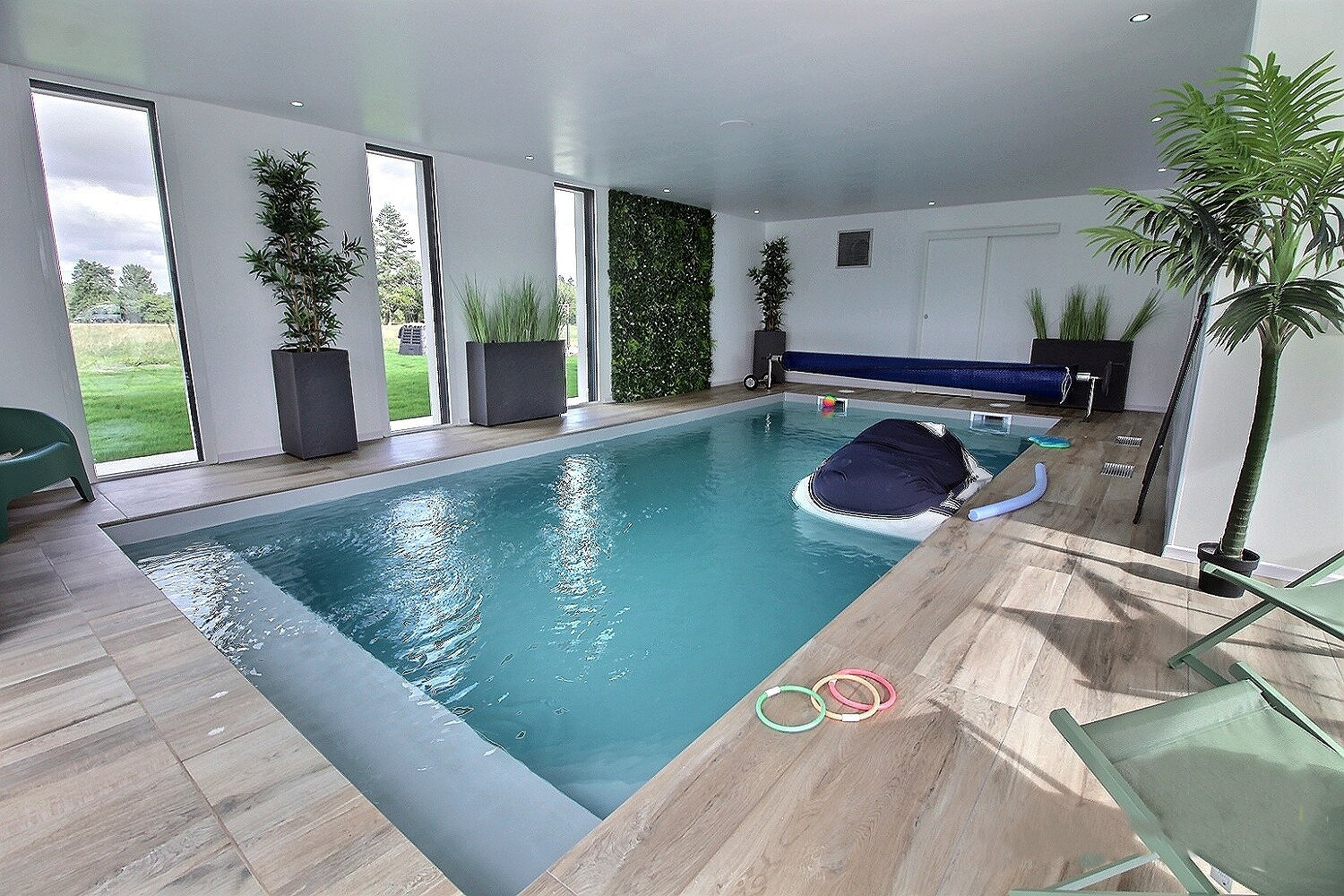Piscine intérieure chauffée toute l'année visible depuis la pièce de vie