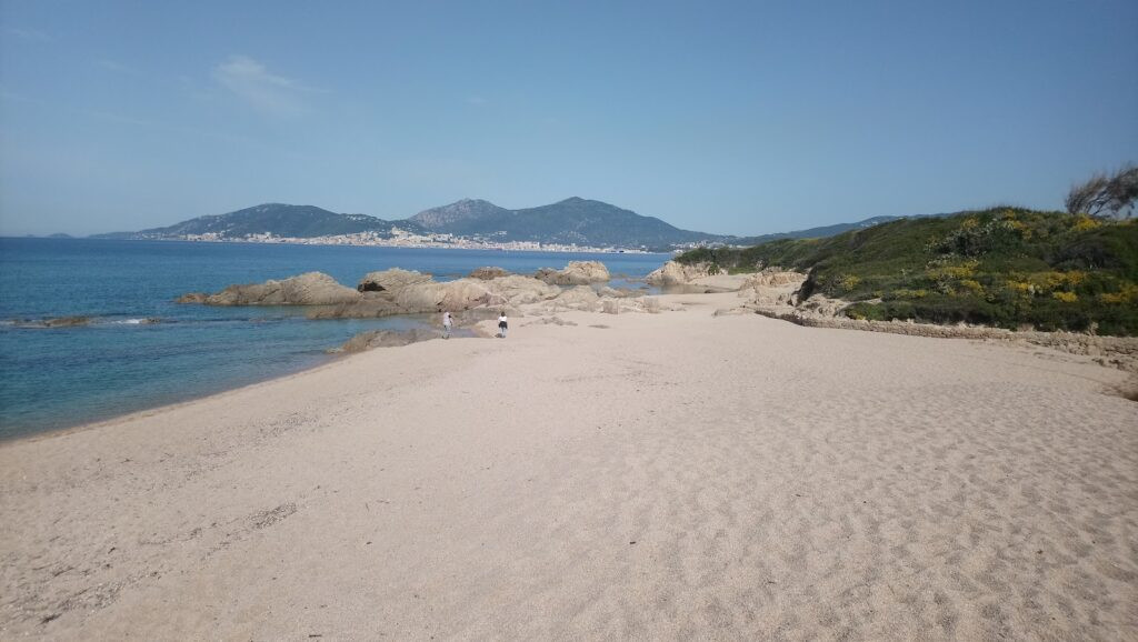 La plage et la tour de Capitellu