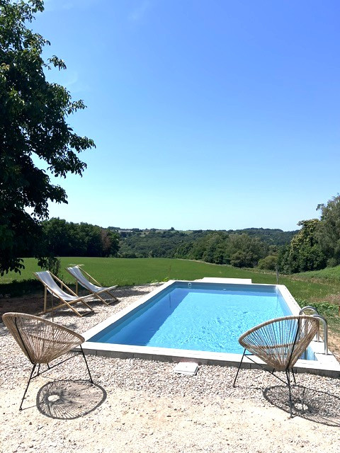 Piscine avec vue plongeante sur la campagne.