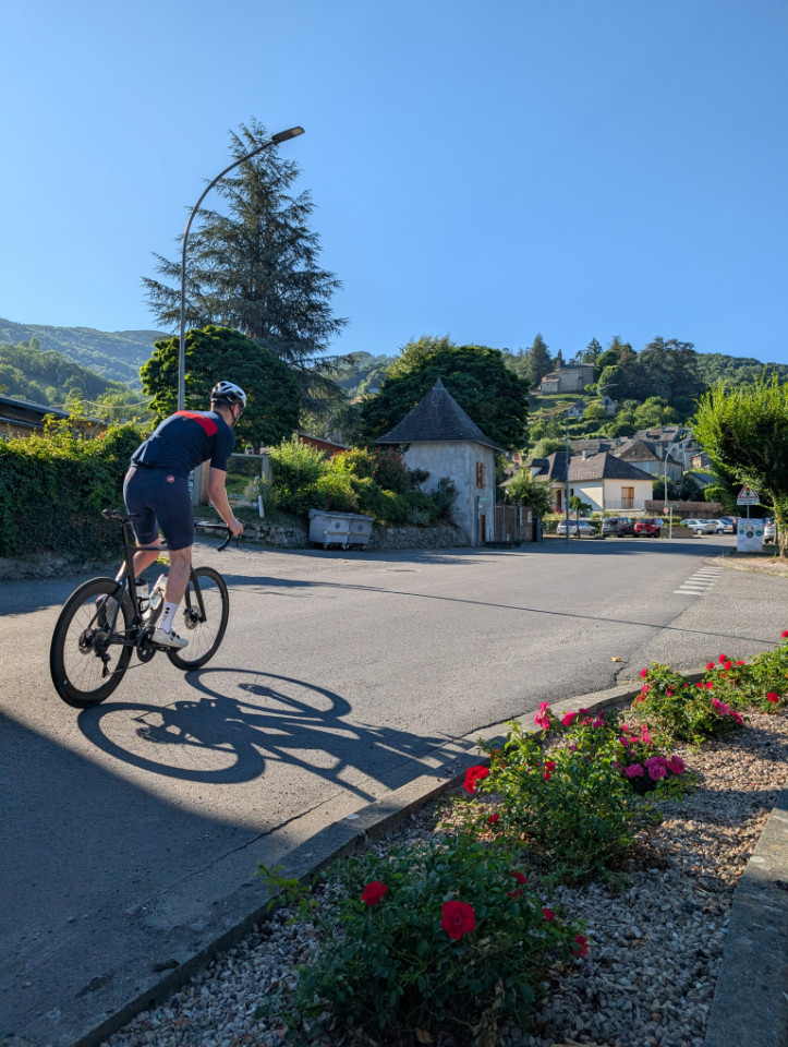 Journée "No Limit": Sortie Vélo de Route & Élec sur mesure : départ/arrivée au choix et tracé GPX fourni. Assistance 9 places pour vos affaires, pique-nique et votre sécurité. Transport en cas de fatigue ou panne pour finir l’étape ensemble!
