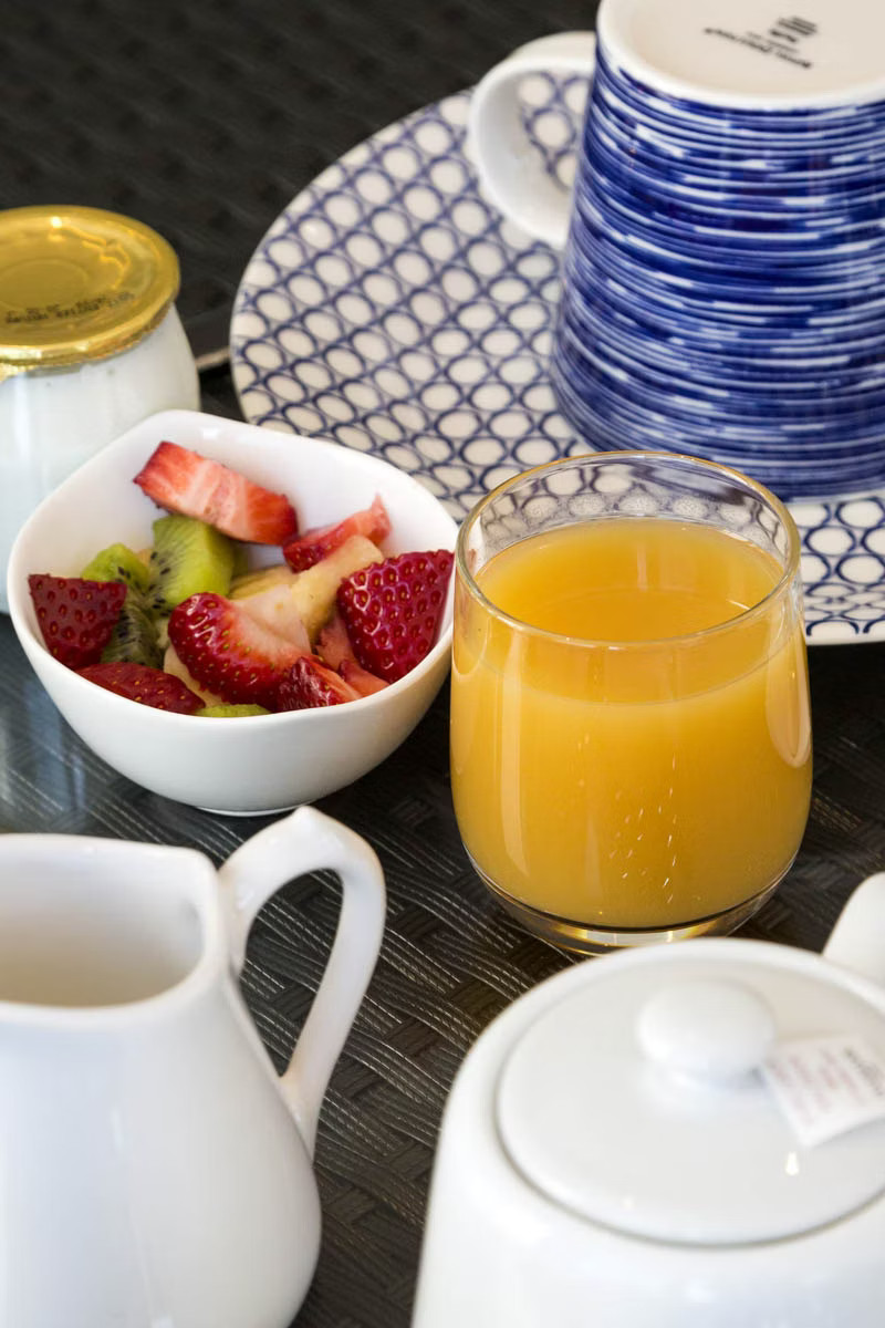 Petit-déjeuner au bord de la piscine
