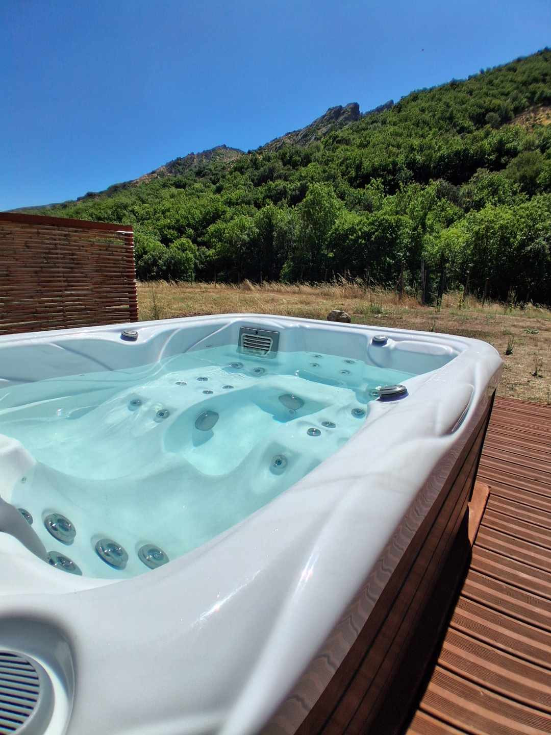 Jacuzzi extérieur face à la montagne
