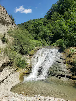 Randonnée vers la rivière et sa cascade