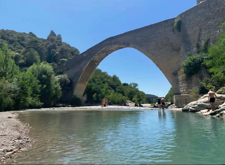 L'Eygues au pied de la maison, plages de galets