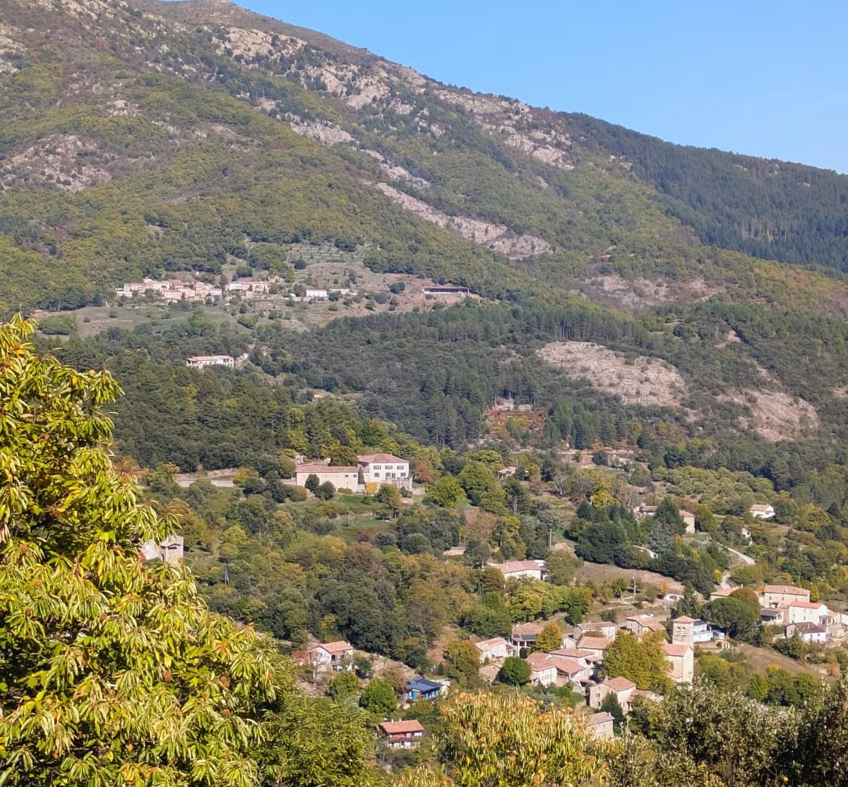 Située dans le village de Rocles, entre Cévennes et Monts d'Ardèche