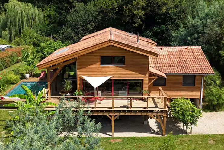 Un havre de paix entouré de forêt