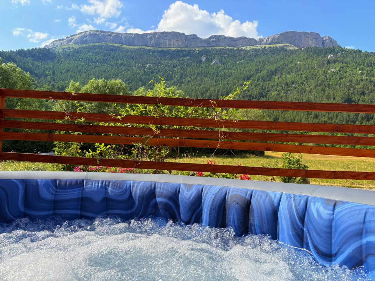 Jacuzzi au pied de la falaise de Céüse