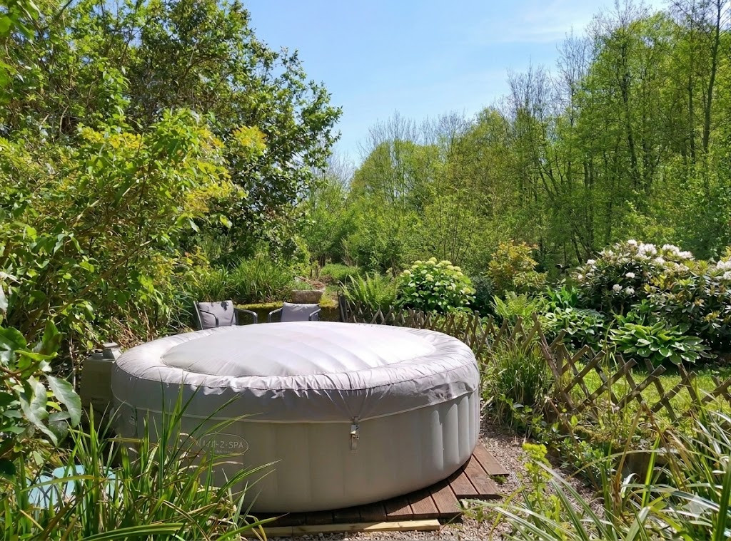 Spa gonflable dans un cadre verdoyant