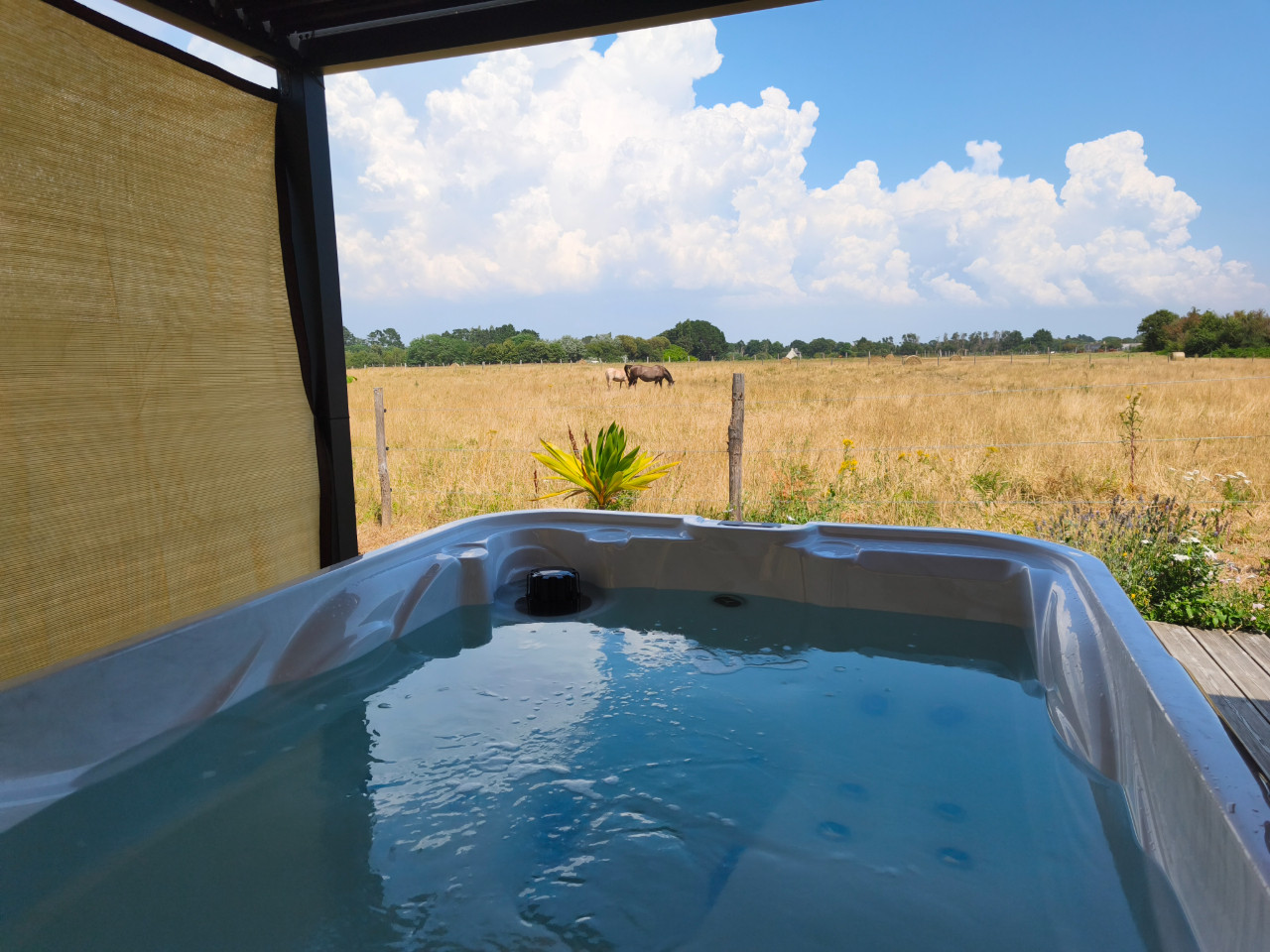 Jacuzzi avec vue sur la campagne