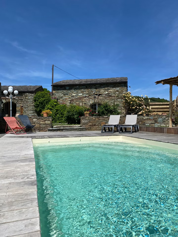 Profitez de la grande terrasse en bois avec piscine.