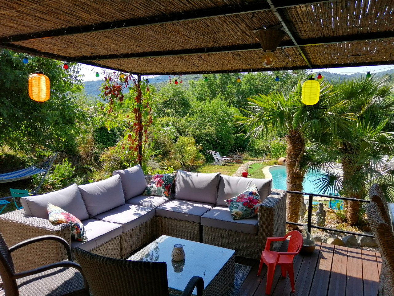 Cuisine et terrasse d'été avec vue sur les Cévennes