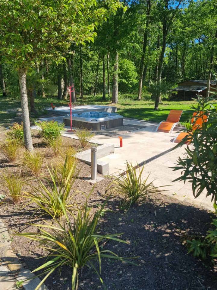 Jacuzzi avec vue sur les bois