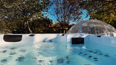 Relaxez-vous dans notre jacuzzi extérieur