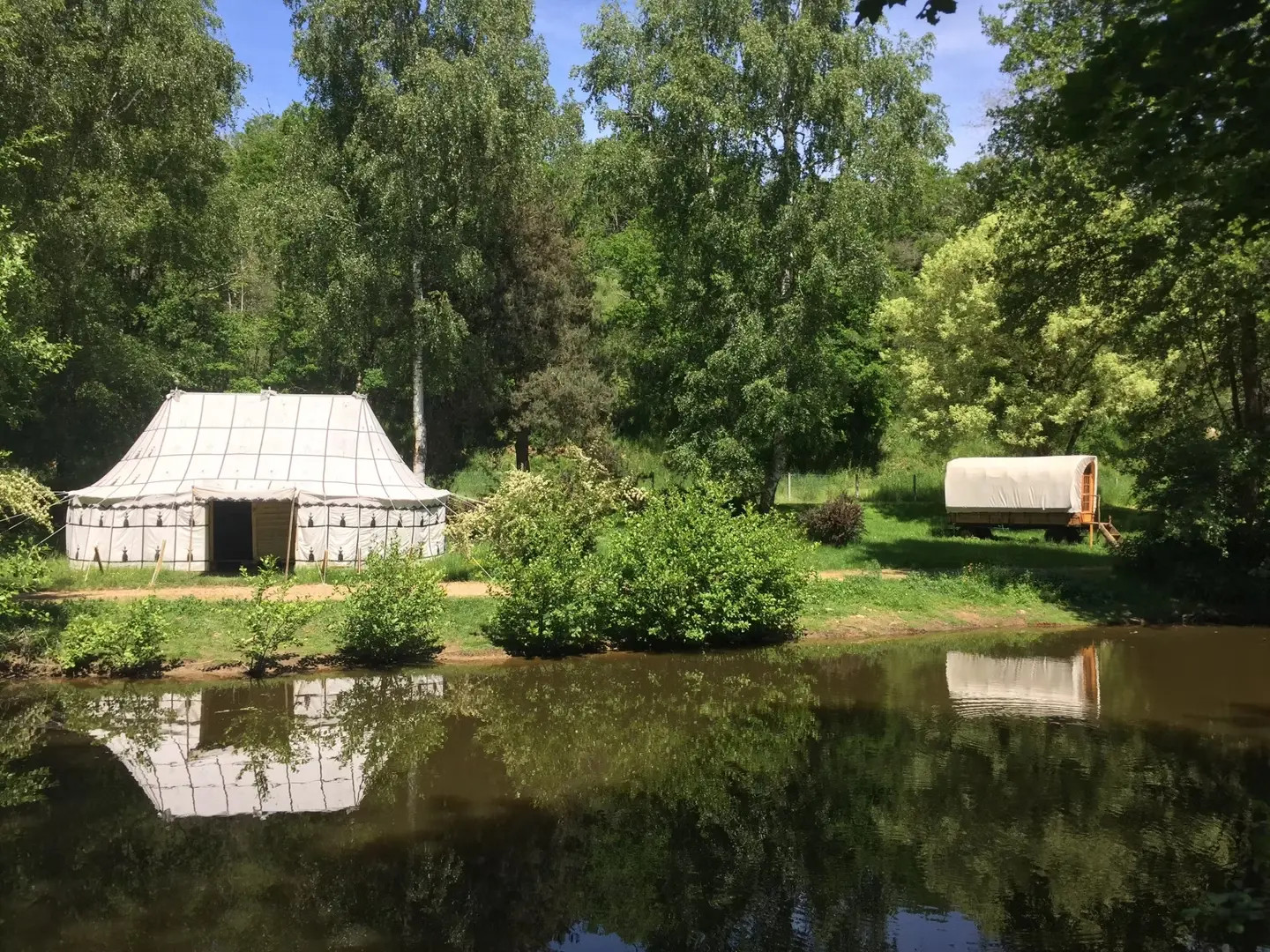 Les rives de la rivière Magieure