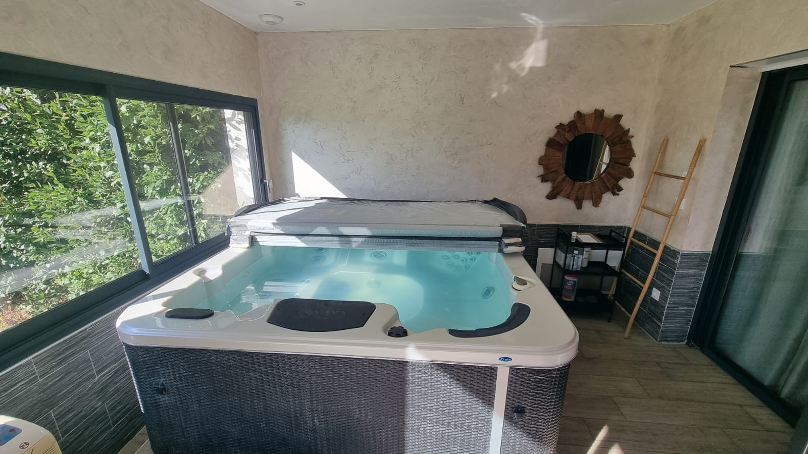 SPA INTERIEUR AVEC VUE SUR LE PARC