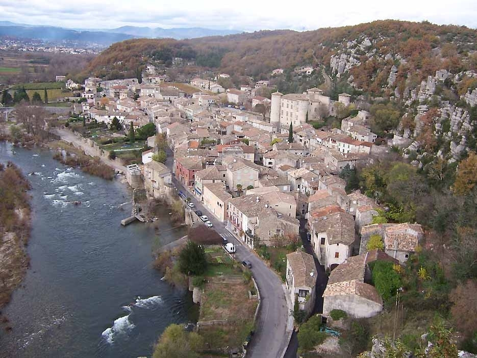 Randonnées à partir du gite, soit sur la voie verte, soit dans la forêt de châtaigniers, pins ombragée, soit dans la garrigue aux senteurs provençales