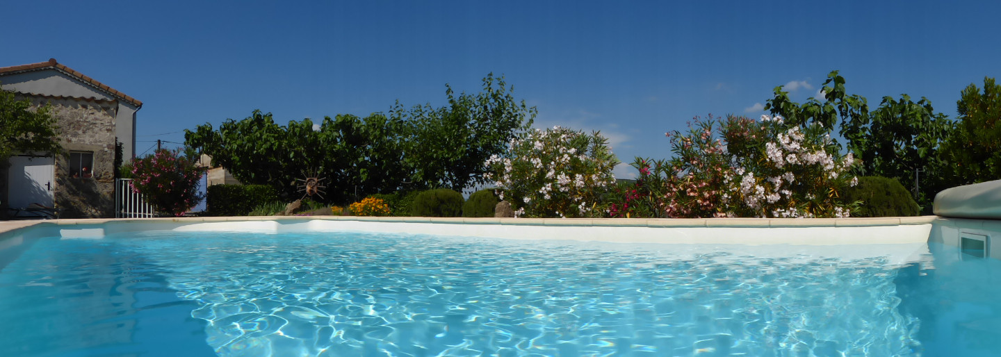 piscine sans vis à vis, ensoleillée tout le jour, propreté, hygiène respectées , securisée par portillon, bâche dans un environnement fleuri, arboré. e
