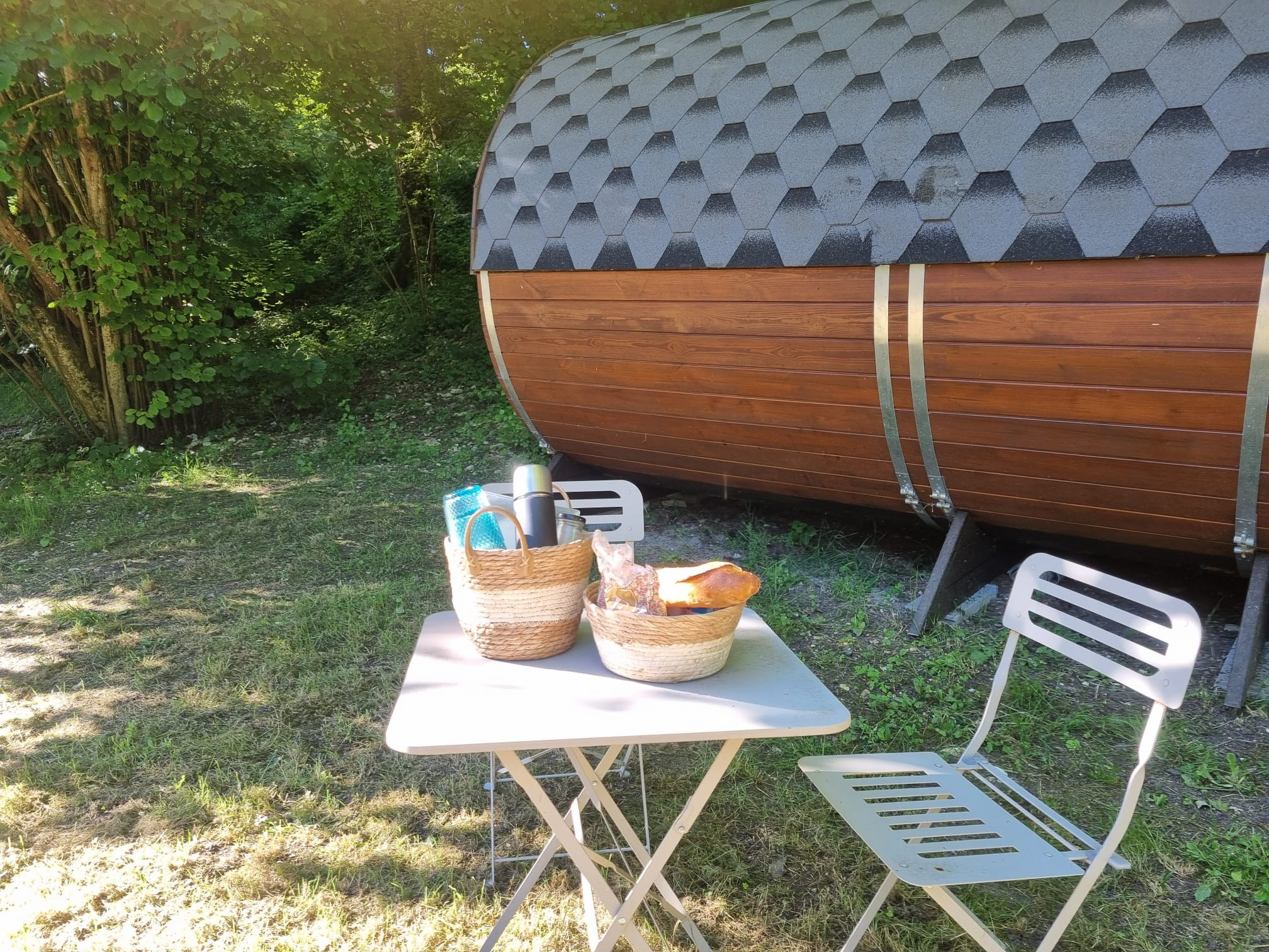 Petit déjeuner complet servi dans un panier